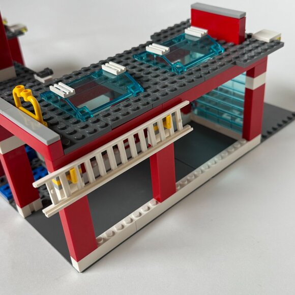 Lego 7945 Fire Station Set Engine Firefighter Complete except stickers Town City - Picture 13 of 15